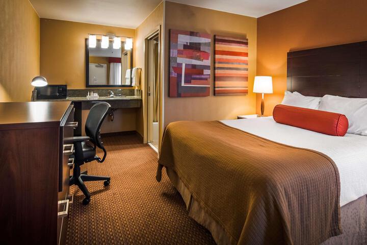 1 Queen Bed Exterior Accessible Microwave and Refrigerator Full Breakfast (8 of 22)
