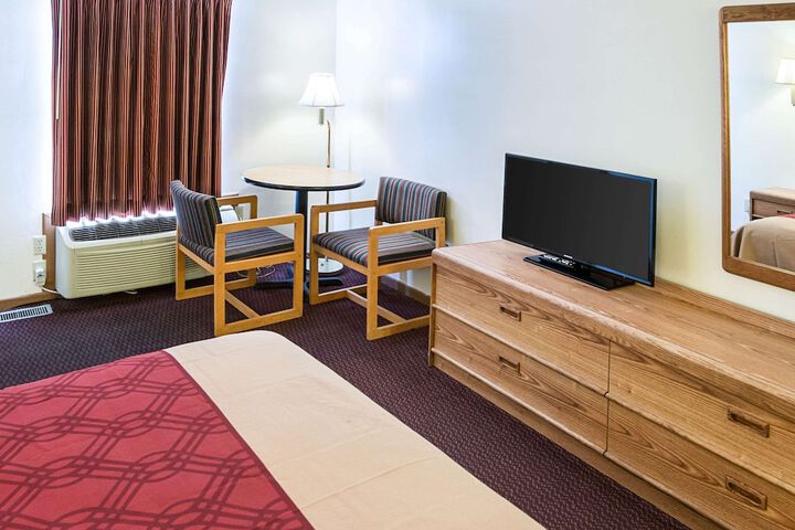 1 Queen Bed (13 of 14)