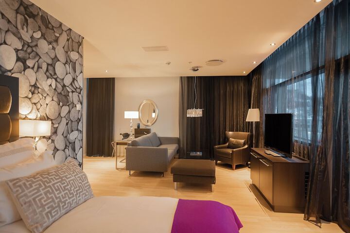 Room 9 of 80