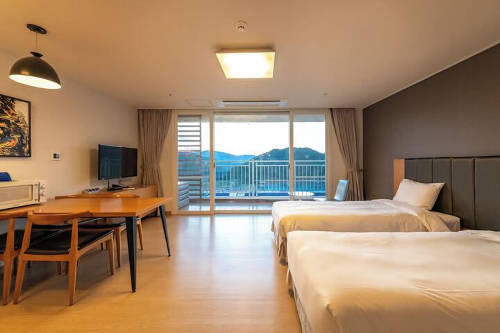 Room 16 of 100