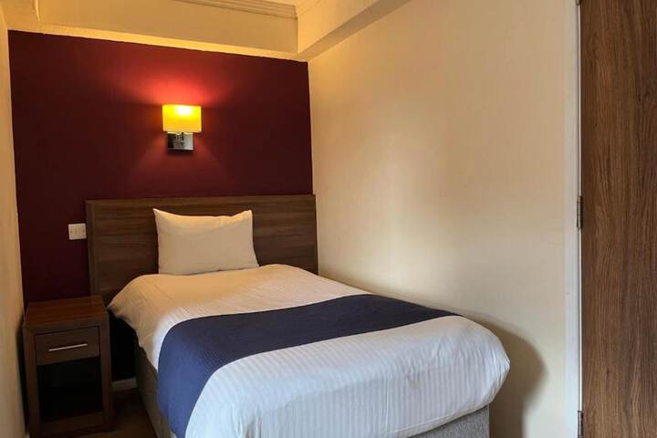 Room 46 of 208