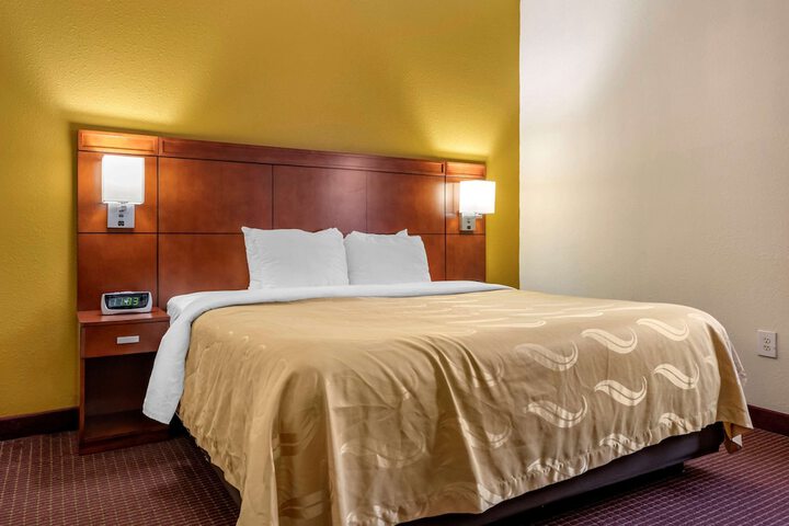 1 King Bed (2 of 13)