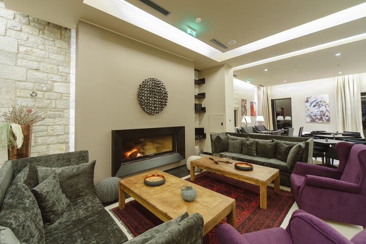 Lounge 47 of 56