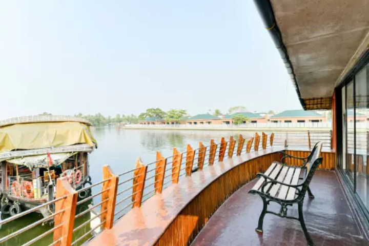 OYO Houseboat Royal Palace Premium Sharing Houseboat