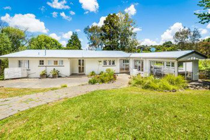 Browns Bay Spacious Home with Pool