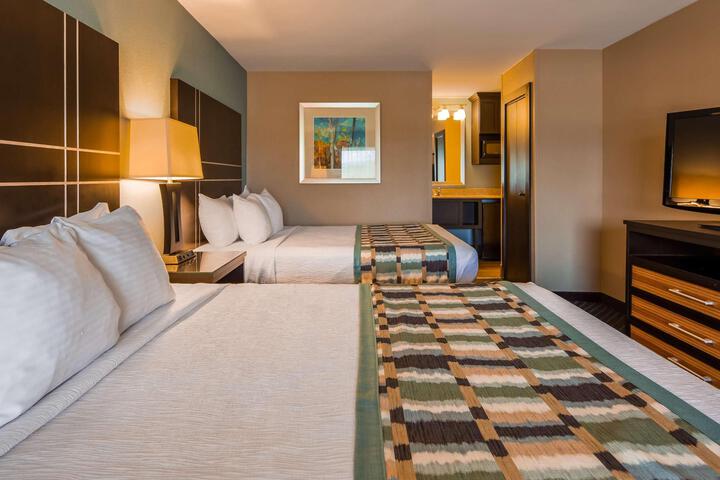 2 Queen Beds Microwave and Refrigerator Flat Screen Television High Speed Internet A (6 of 13)