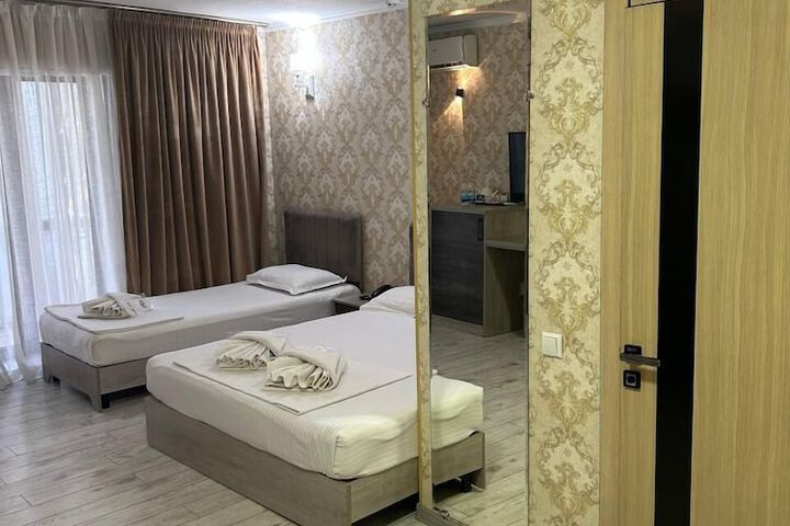 Room 6 of 18