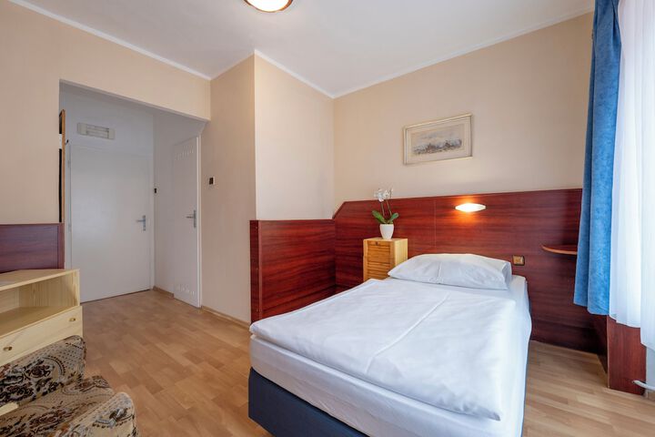 Room 9 of 48