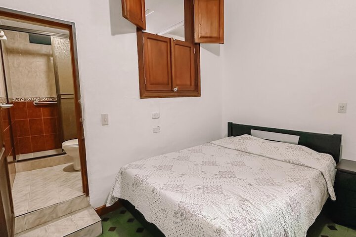 Room 4 of 9