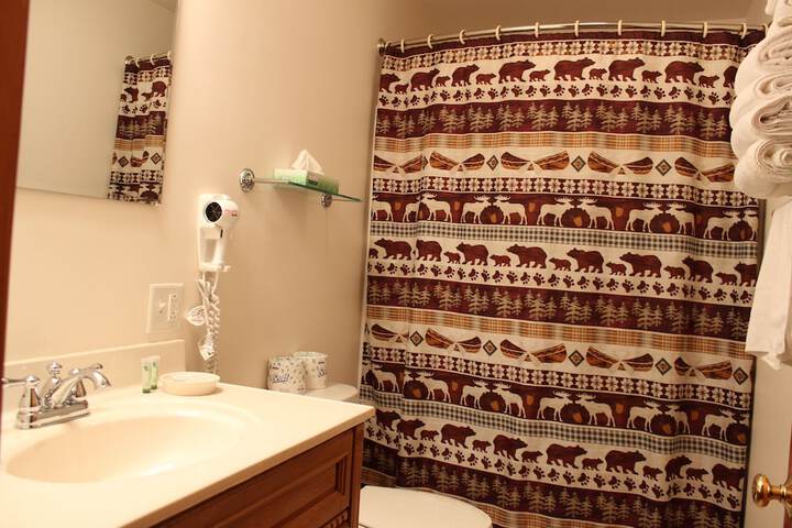 Pine Country Economy King Bed Pet Friendly (31 of 31)