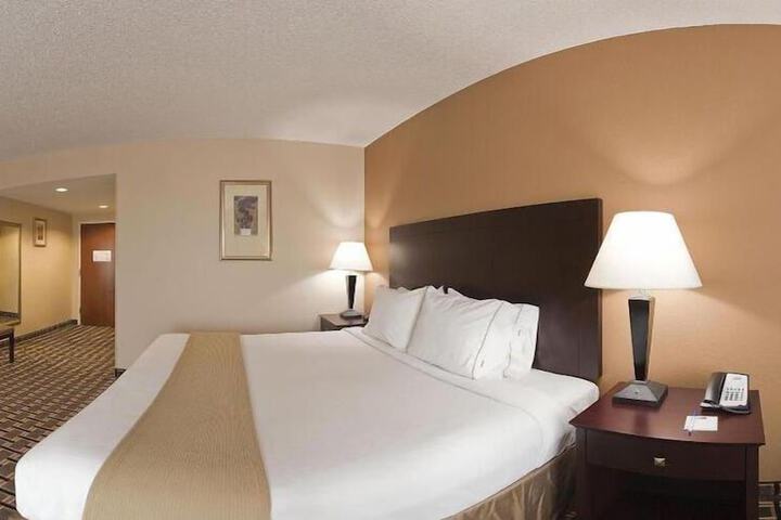 1 King Bed (12 of 20)