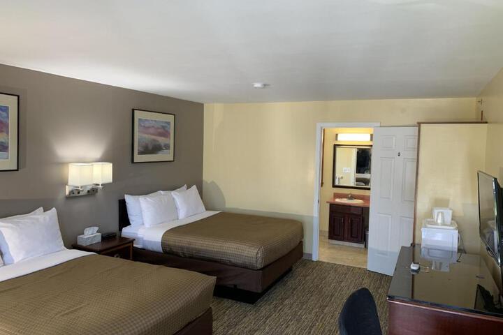 2 Queen Beds (3 of 8)