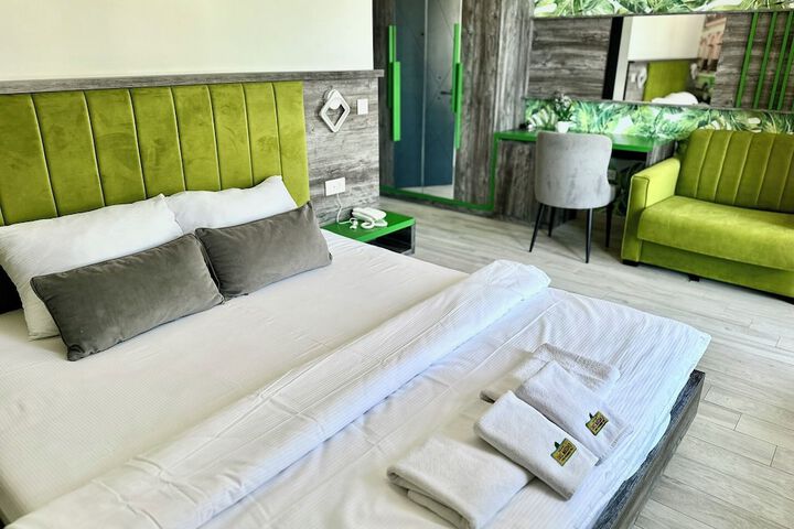 Room 4 of 83