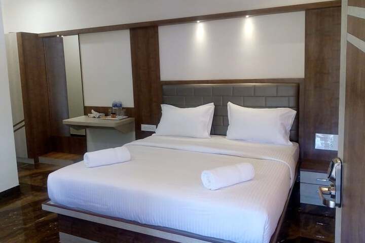 Room 11 of 102