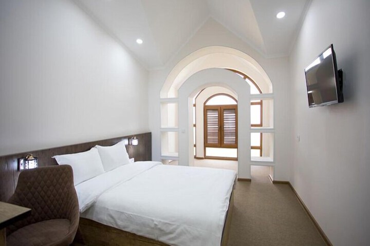 Room 6 of 12