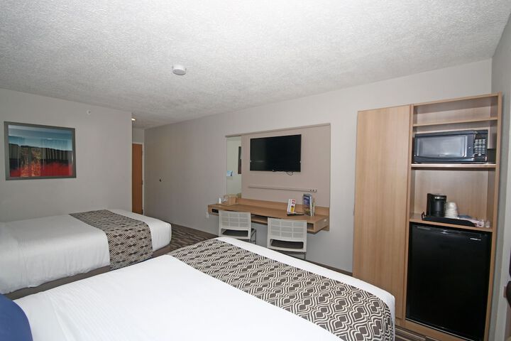 1 Queen Bed (11 of 14)