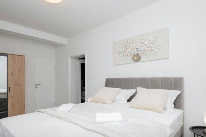 Room 9 of 25