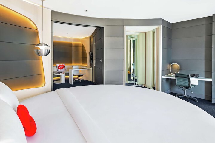Room 4 of 126