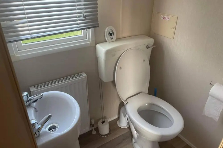 Room 9 of 18