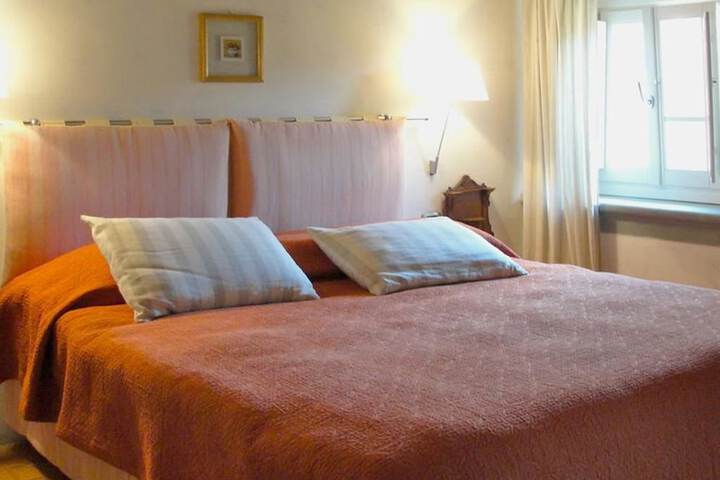 Room 4 of 40