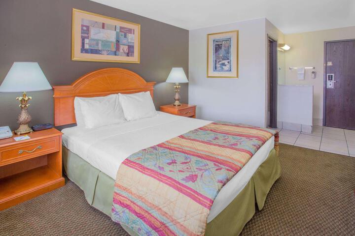 1 Queen Bed No Elevator (12 of 33)