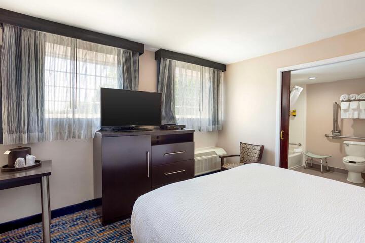 1 Queen Bed High Speed Internet Accessible Refrigerator, Coffee Maker, Hairdryer Full Breakfast (3 of 26)
