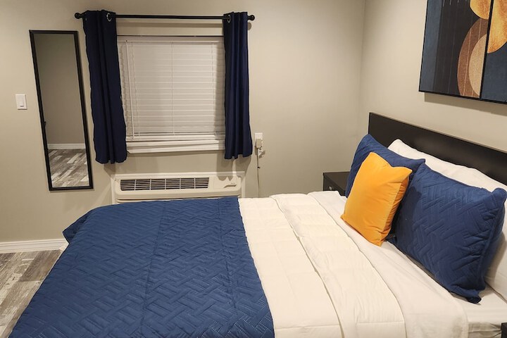 Room 5 of 12