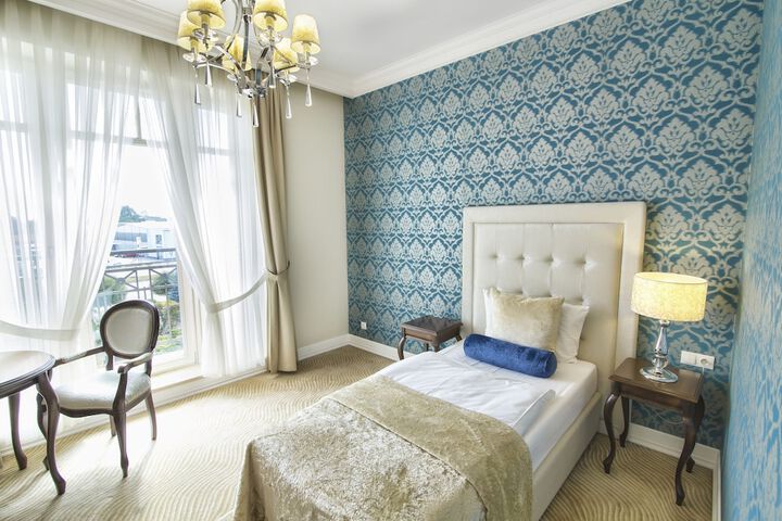 Room 8 of 90