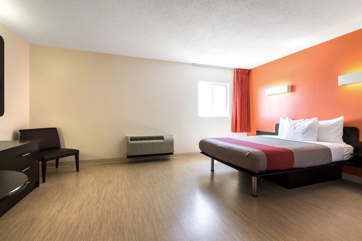 1 Queen Bed (12 of 48)