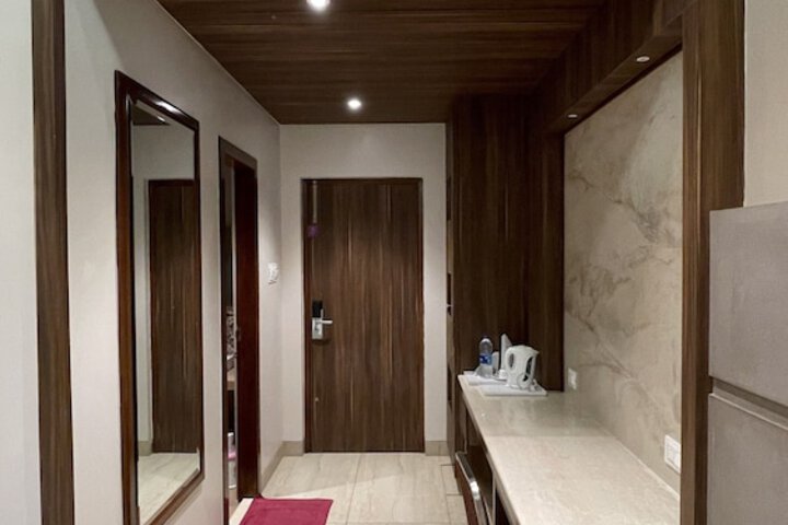 Room 5 of 8