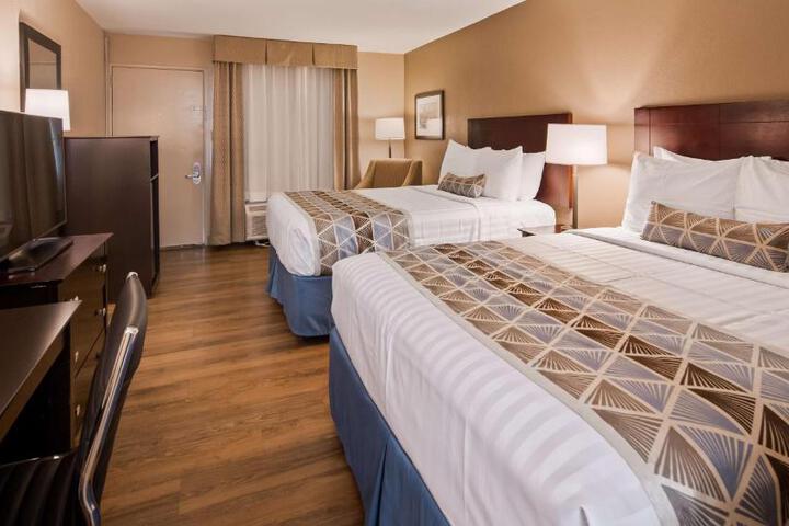 1 Queen Bed High Speed Internet Accessible Coffee Maker, Hairdryer Iron and Ironing Board Continental Breakfast (7 of 13)