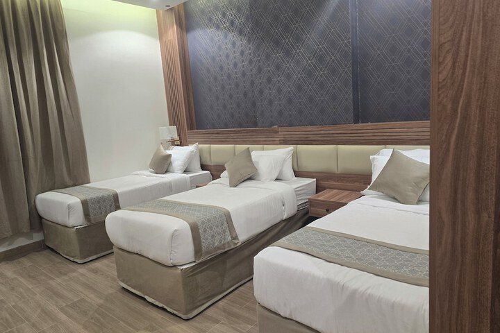 Room 5 of 11
