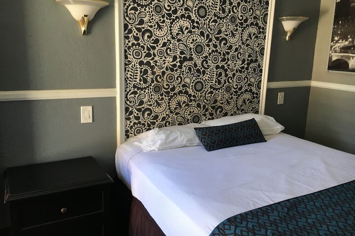 Room 7 of 24