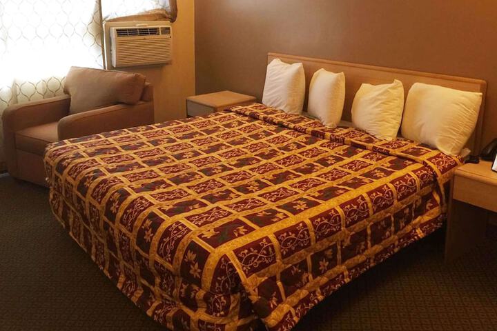 1 Queen Bed (1 of 14)