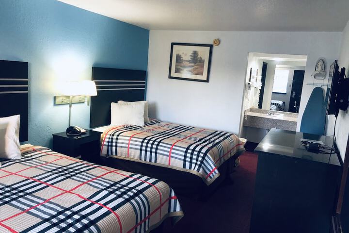 2 Queen Beds (1 of 13)