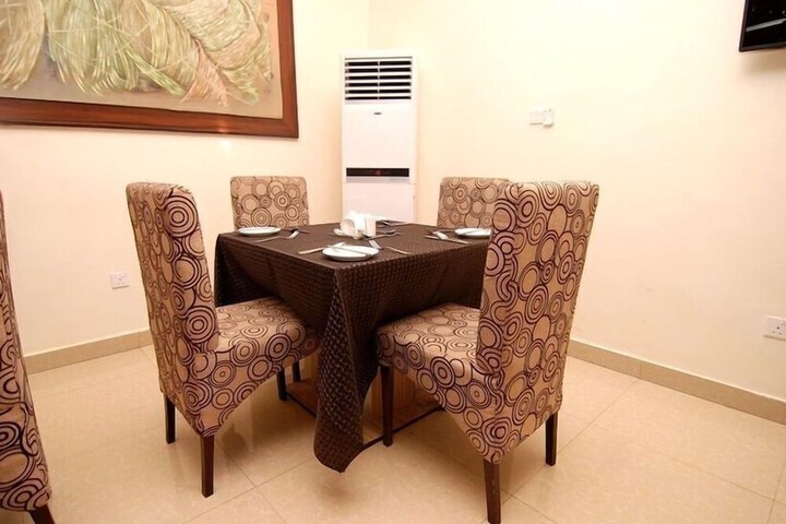 Dining 37 of 48