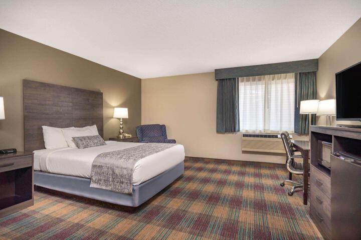 1 Queen Bed (12 of 16)