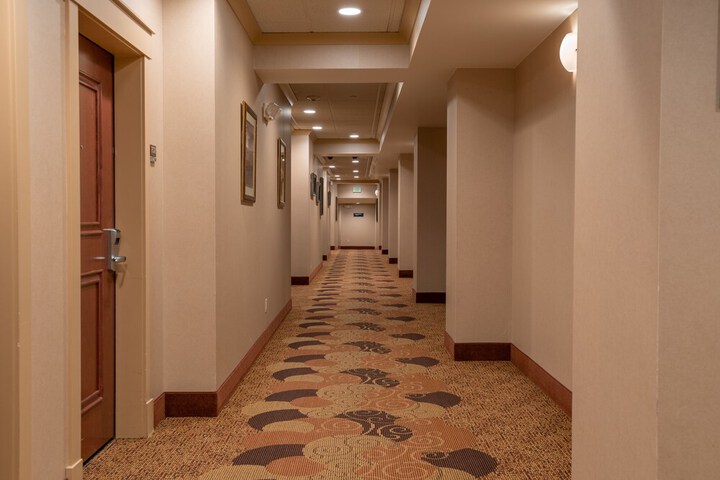 Ballroom/Hall 30 of 32