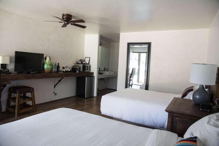 2 Queen Beds Deluxe Work Desk Work Space Refrigerator, Coffee and Tea Maker Full Breakfast (2 of 5)