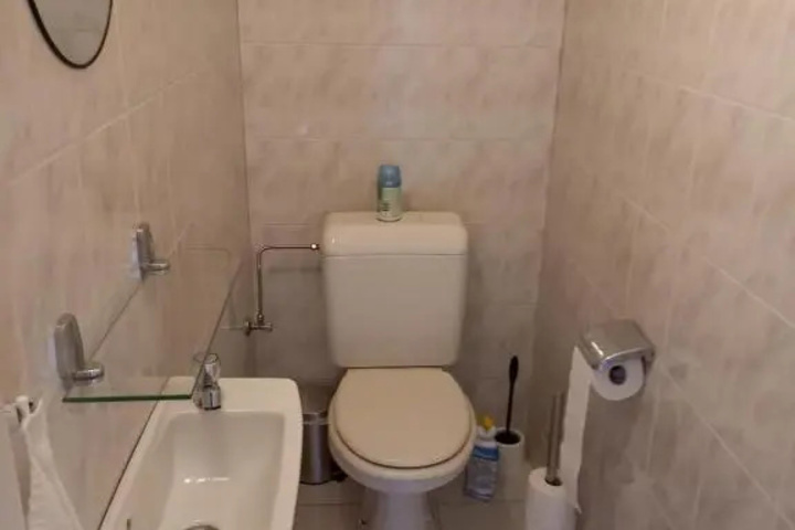 Room 8 of 12
