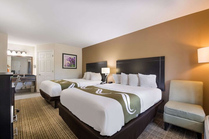 2 Double Beds (12 of 12)