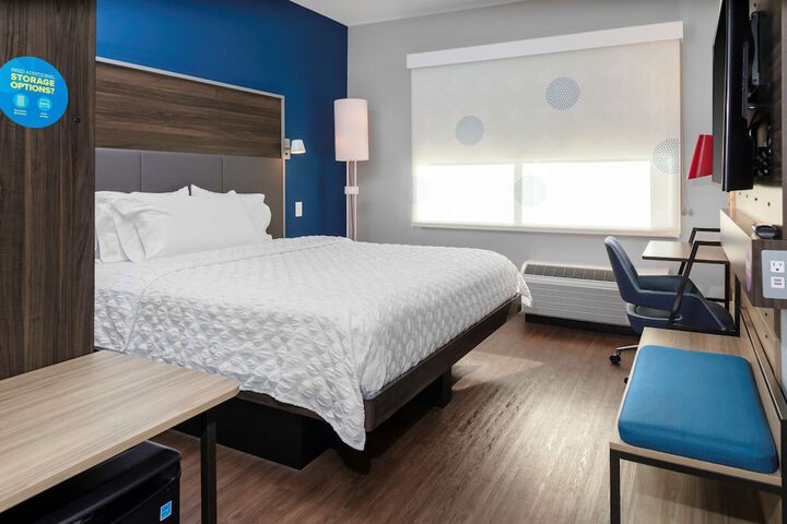 1 King Bed (2 of 10)