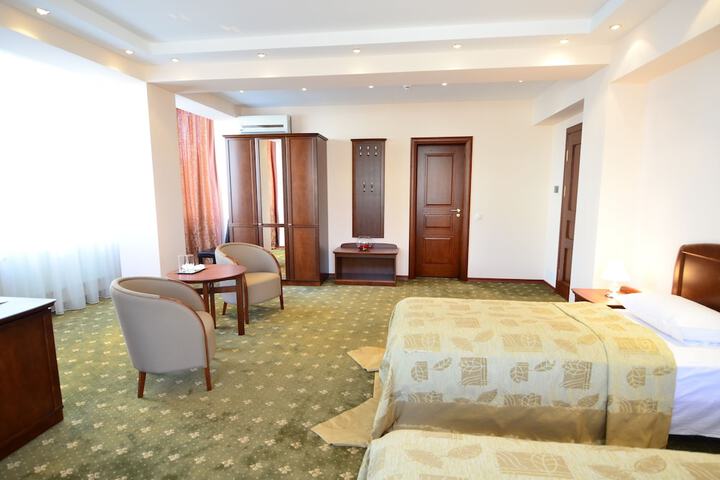 Room 13 of 28