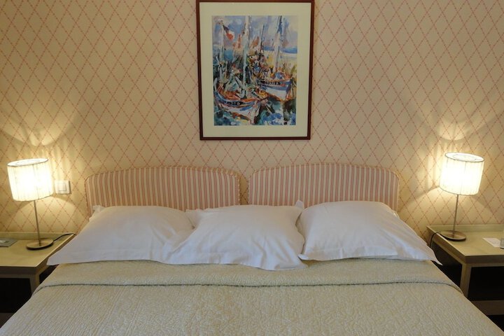 Room 10 of 42