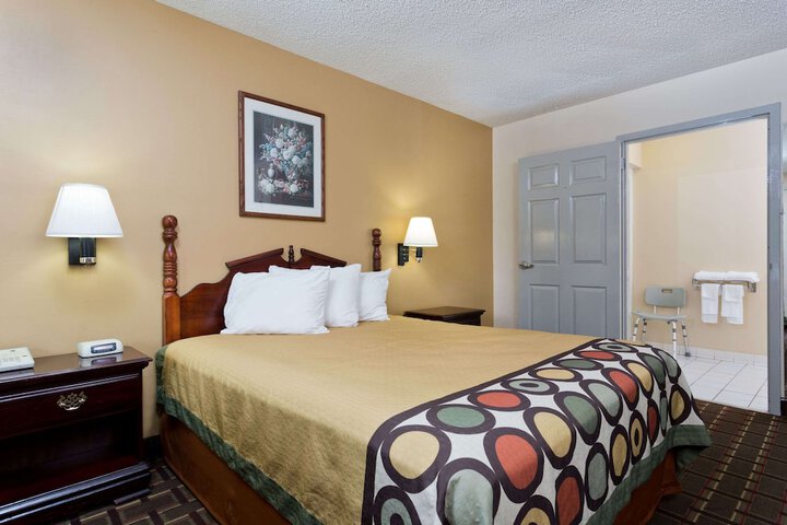 1 Queen Bed (11 of 11)