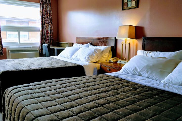 Deluxe Room 1 Queen Bed Courtyard View (7 of 19)