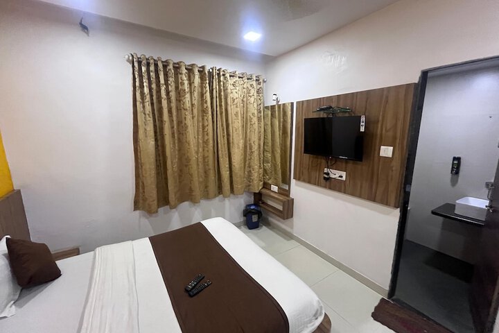 Room 4 of 8