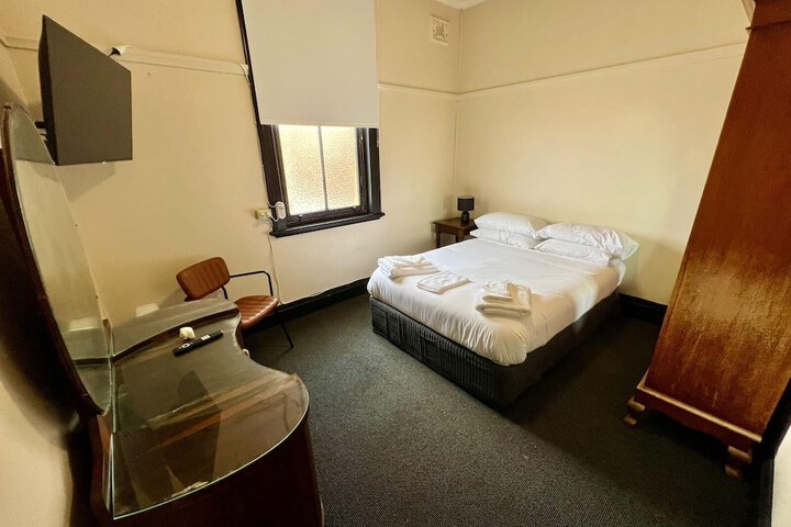 Room 13 of 18