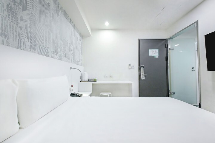 Room 6 of 83