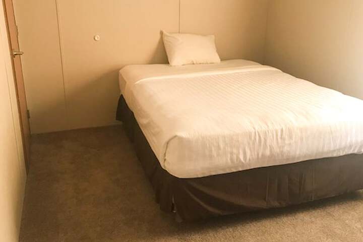 Room 12 of 116